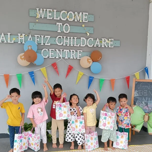 Kanak-kanak di papan Welcome to Al Hafiz Childcare Centre