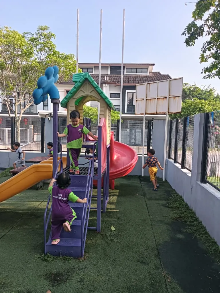 Kanak-kanak bermain di taman permainan luar